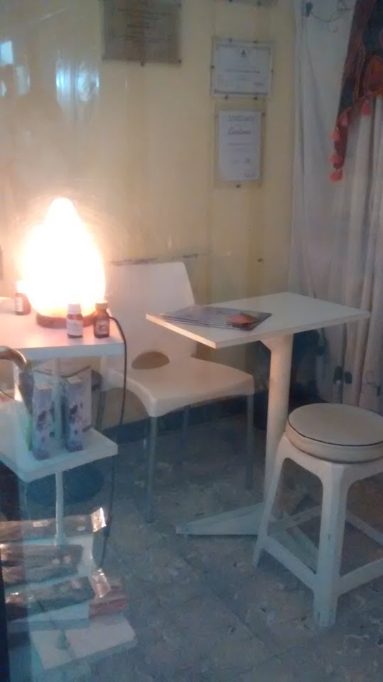 Interior del spa terapéutico Sana Zen con camilla de relajación, detalles en madera y ambientación serena